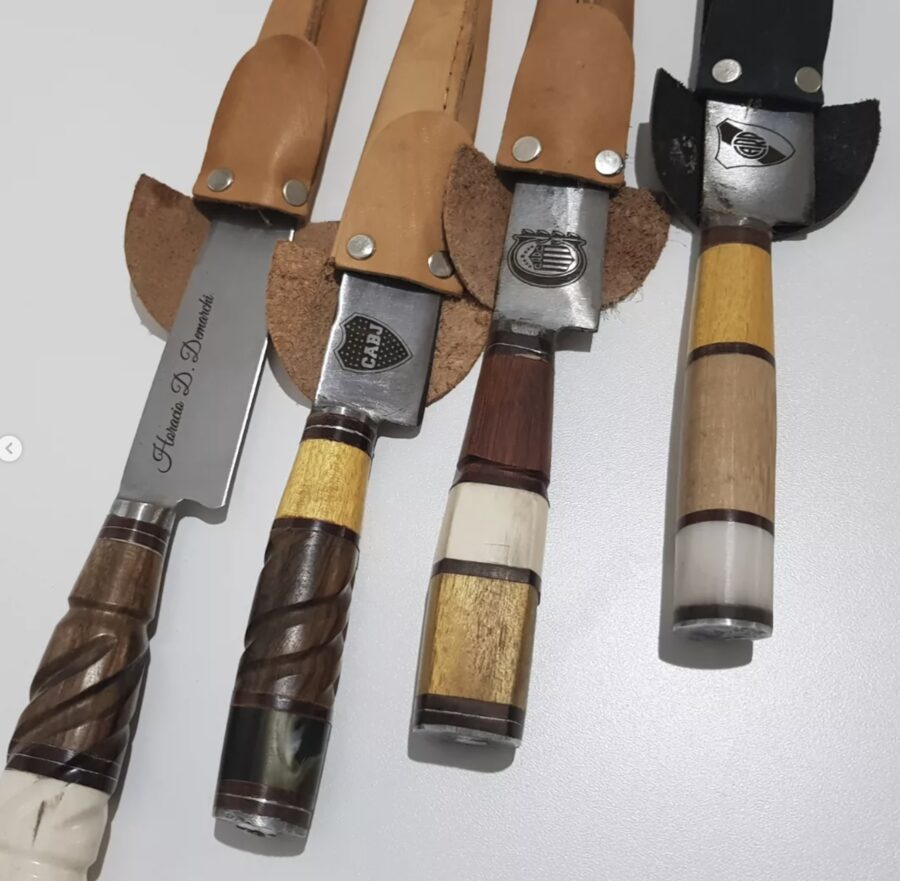 Cuchillos criollos con grabado de nombre y escudos